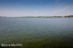 Building Photo - Luxury Lake Living