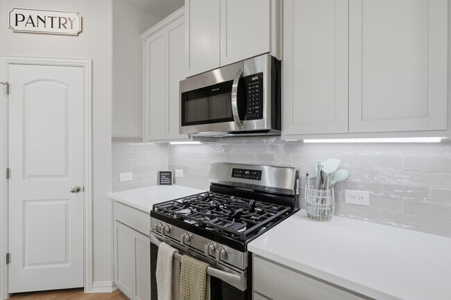 Building Photo - Bright 3-Bed Home with Island Kitchen, Private Patio, and Fenced Yard in New Braunfels