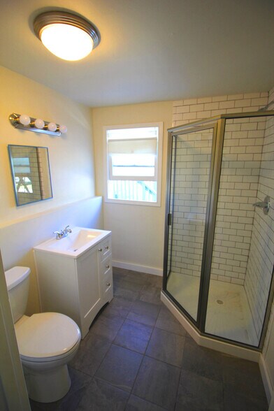 tiled bath - 210 Northeast 5th Avenue