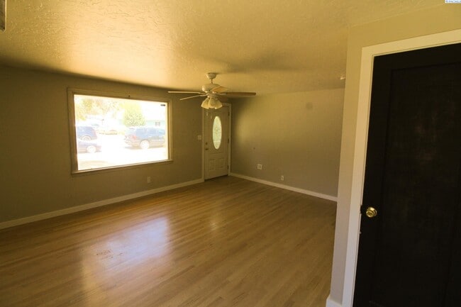 Building Photo - 2 bed, 1 bath home in Kennewick