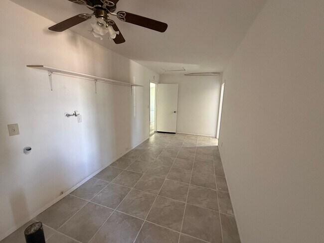 Building Photo - 4 bedroom 2 bath!