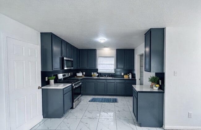 Building Photo - 2206 Laurel Oak Dr