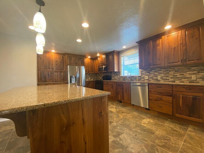 Building Photo - Beautiful 3bed, 2bath 2,550sq.ft. home in ...