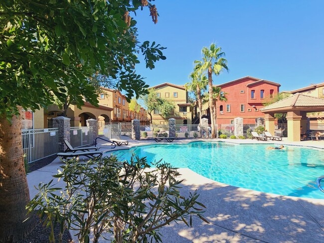 Building Photo - Lovely Parkside Townhome!