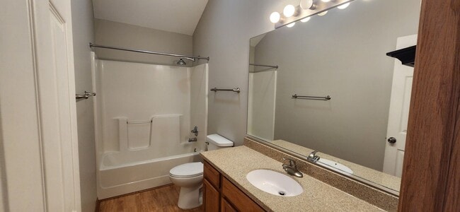 Building Photo - 2 bed 2 Bath Town House ($1200/mo $ Specia...