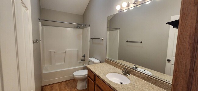 Building Photo - 2 bed 2 Bath Town House