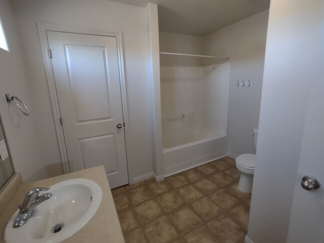 Building Photo - Fox Cove Unit