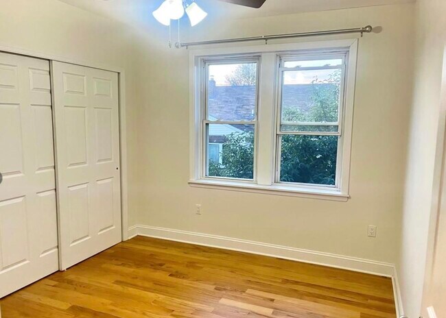 Building Photo - 10-12-12 Morton Pl