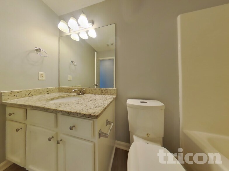 Building Photo - 245 Longview Dr