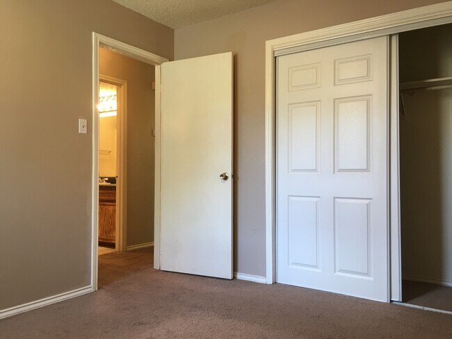 Building Photo - 906 Sirocco Dr