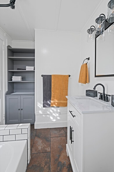 Building Photo - 4413 Albany Post Rd