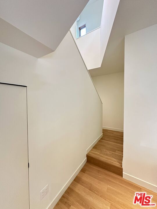 Building Photo - 2545 Kelton Ave