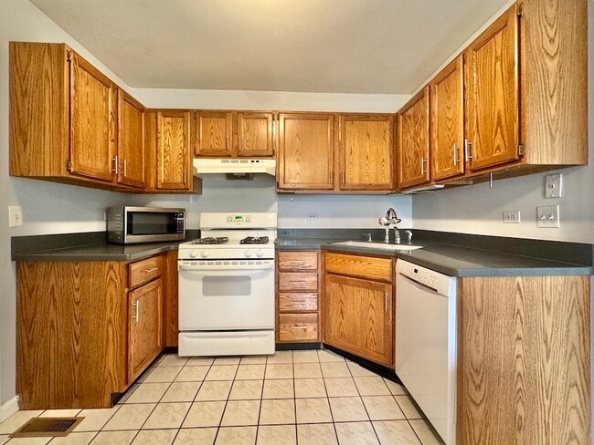 Building Photo - 2760 College Hill Cir