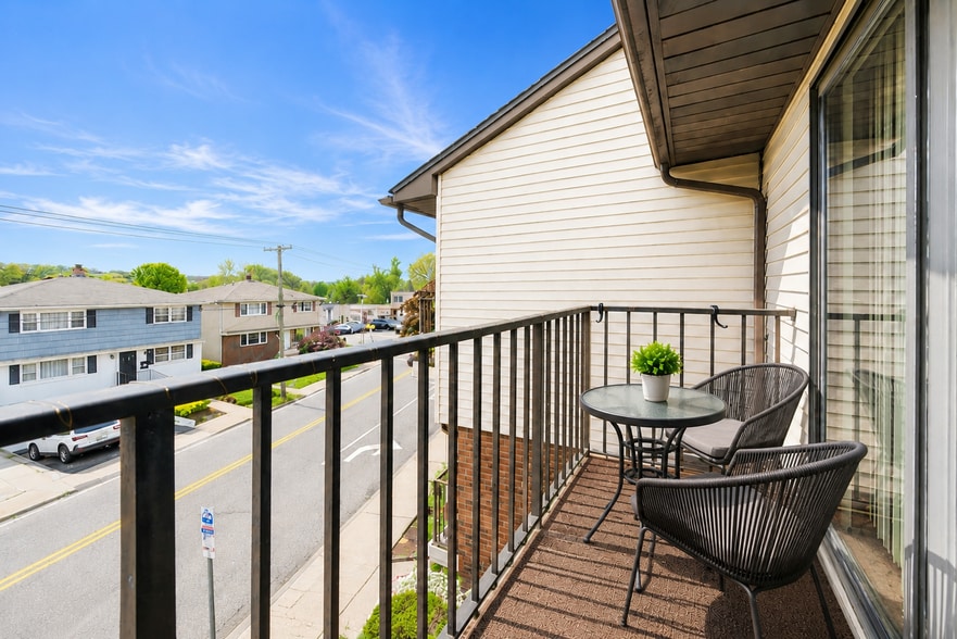 Private Balcony - 500 Riverside Ave