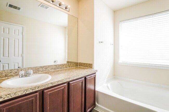 Building Photo - 2430 Gibbs Bend Ct