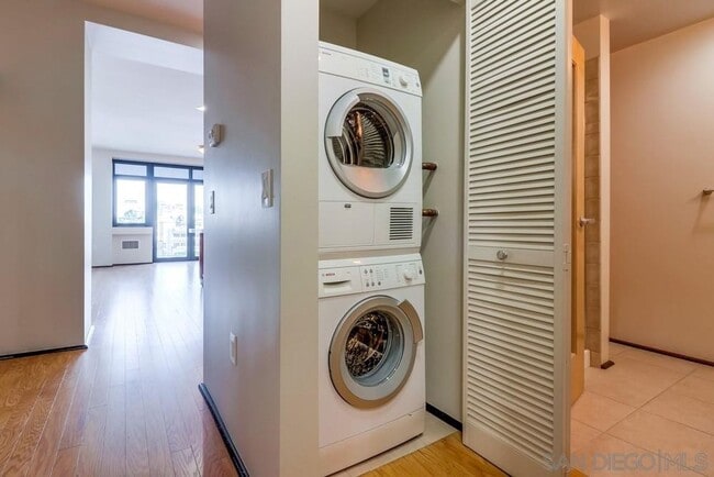 Building Photo - 2 bedroom downtown, 2 bath and 2 parking spaces.  View! (Solara Lofts)