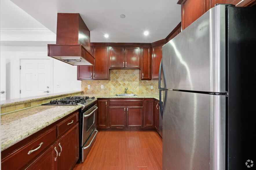 1BR, 1BA -650SF - 1236 N Flores St