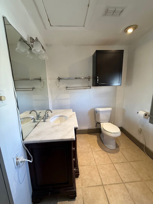 Building Photo - 1822 W 35th St