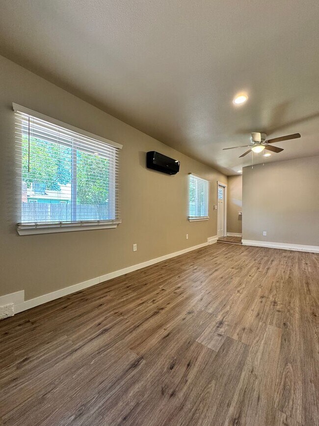Building Photo - Available Now! 3 Bed/1.5 Bath Close to Downtown Lodi