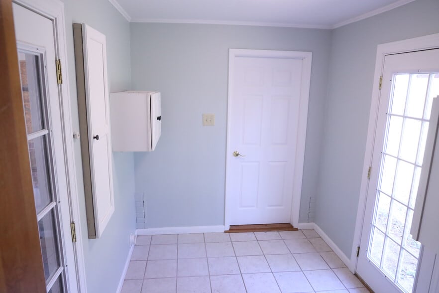 Building Photo - Room in Single Family Home on Mineral Springs Rd