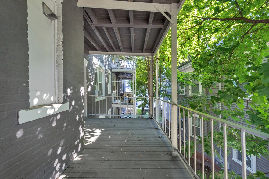 Building Photo - 46 Brackett St