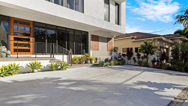 Building Photo - 823 Ponce de Leon Dr