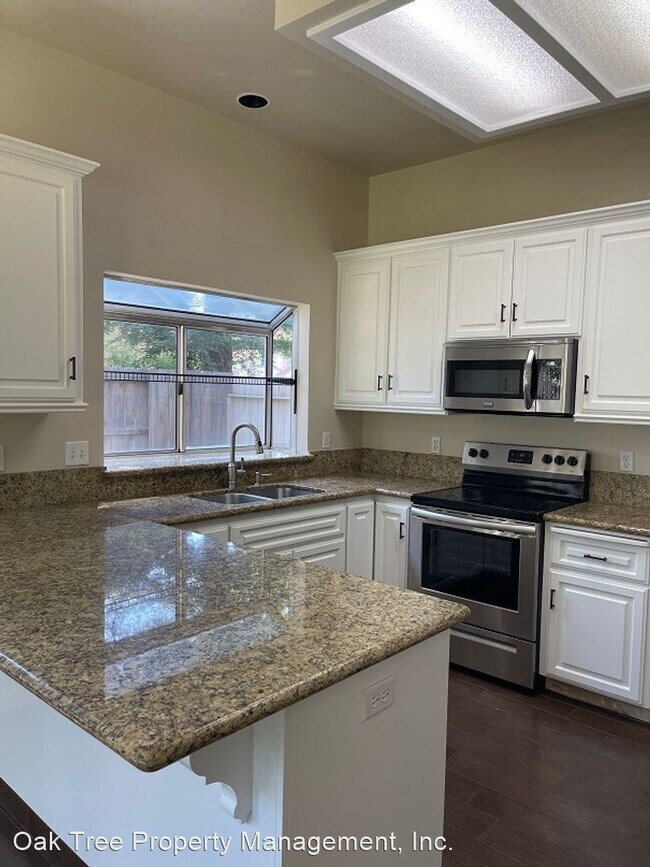 Building Photo - 3 br, 2.5 bath House - 10352 N. Doheny Drive