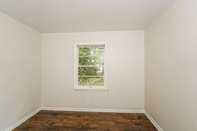 Building Photo - $1,199! 3Bed/ 1 Bath House! North of Birmingham! Save 50% off the first full month's rent. Apply ...