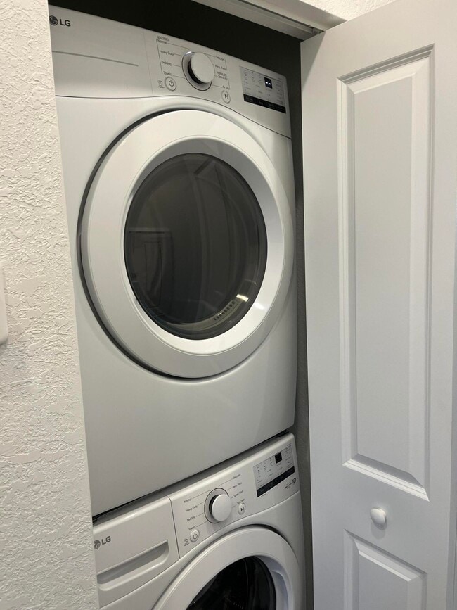 Building Photo - 2776 SE 26th Ave