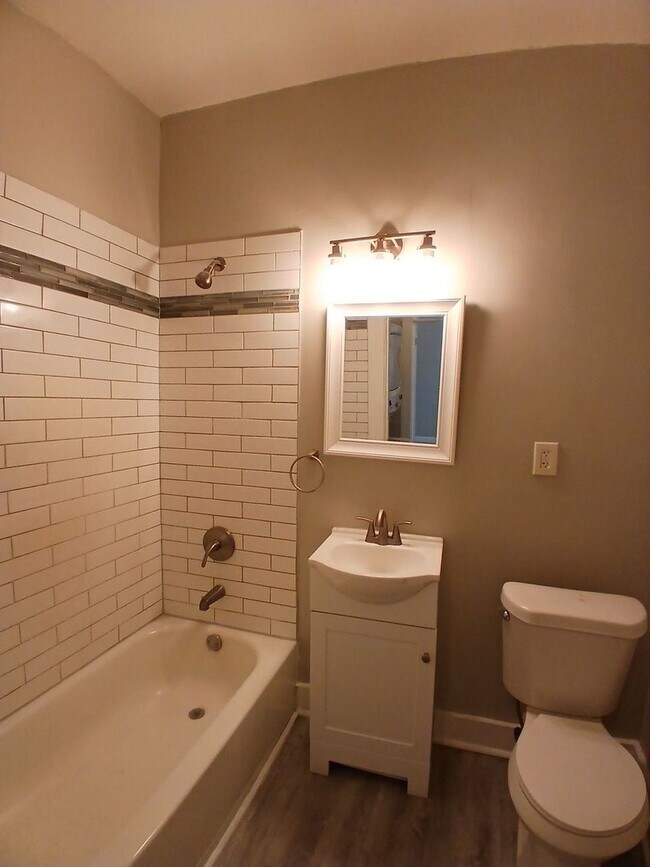 Building Photo - Newly Remodeled Studio | Modern Finishes & In-Unit Laundry