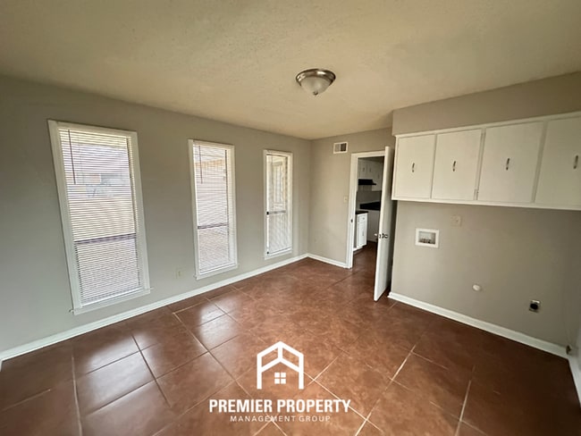 Building Photo - Spacious 3BR/2BA Memphis Home w/ Vaulted Ceilings, Fireplace & 2-Car Garage