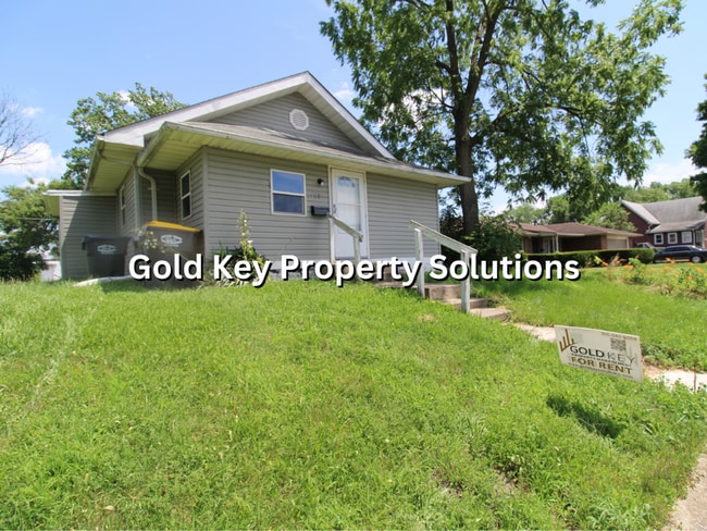 Building Photo - 3 BR 1.5 BA House with Garage and Central ...