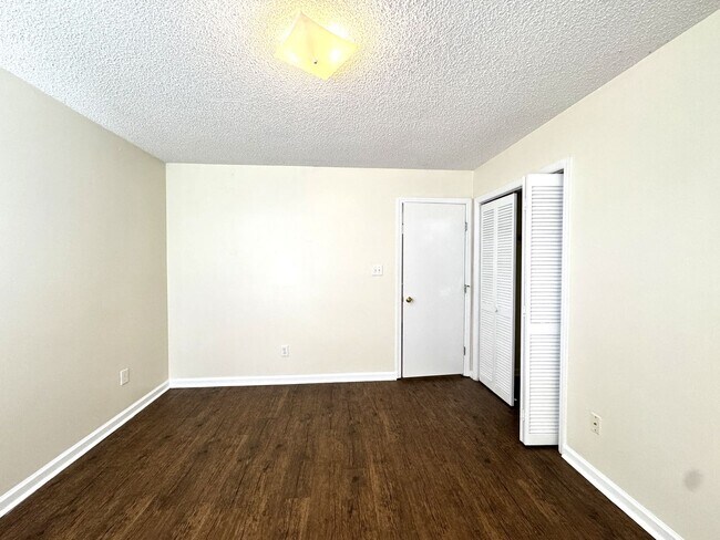 Building Photo - Adorable Duplex- Fenced Yard!