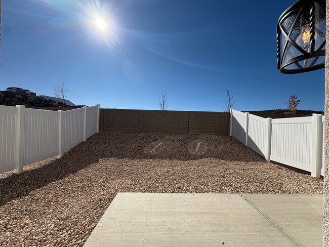 Building Photo - Brand New Home Avalible