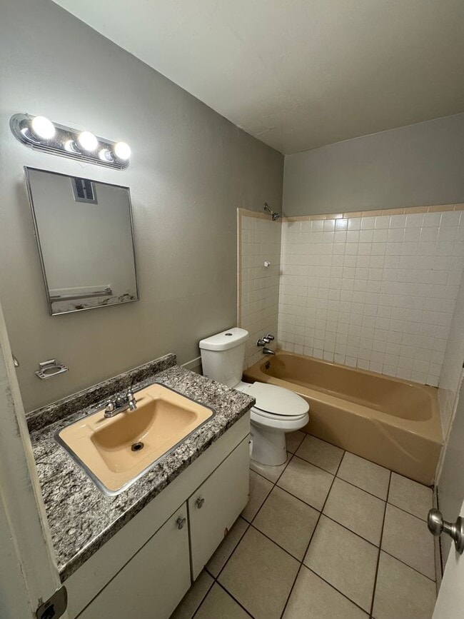 Building Photo - Charming One Bedroom One Bathroom available in Littleton!