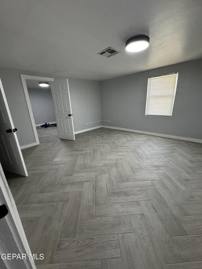 Building Photo - 10277 N Loop Dr