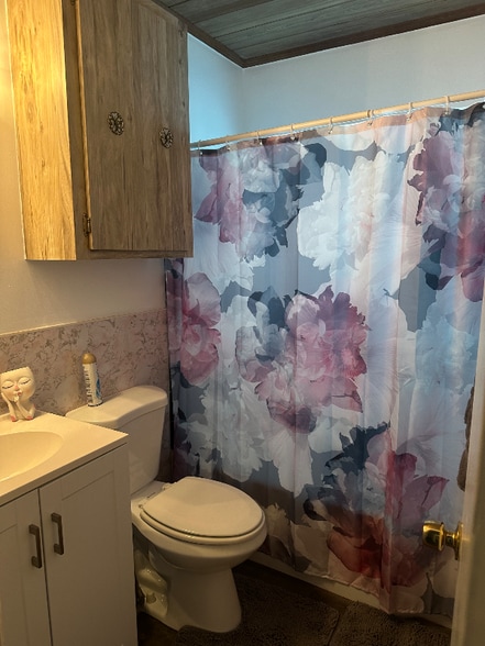 Building Photo - 204 E Ave C