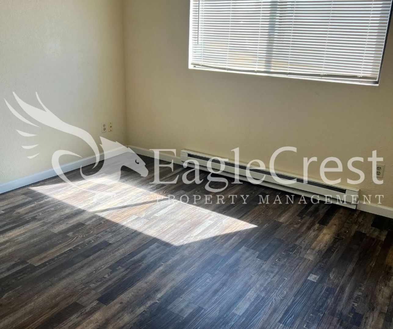 Building Photo - 320NEC