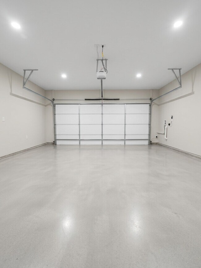 Building Photo - 384 Yardley Ln