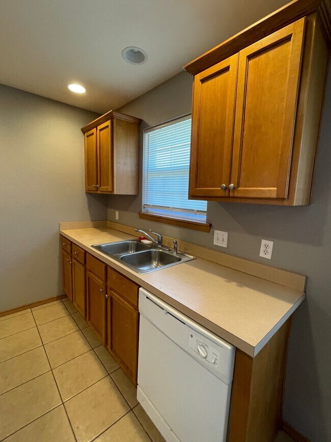 Building Photo - 3 Bedroom Home in Clever Available Now!