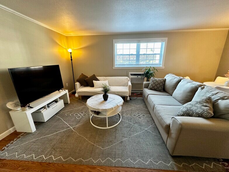 Living room - 39 Pleasant St