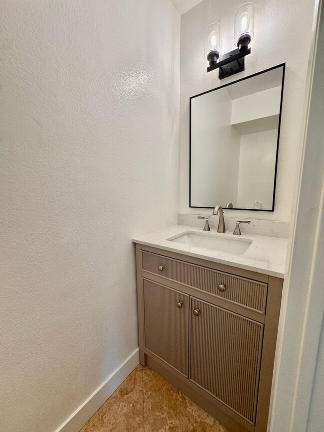 Building Photo - Beautifully remodeled townhouse