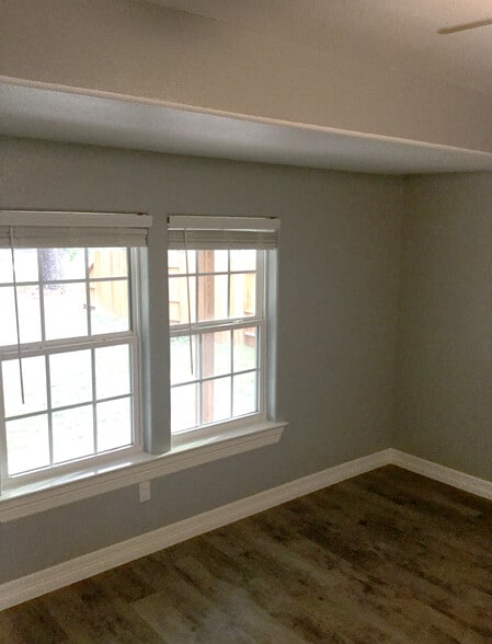 Bright bedroom 1 - 25745 Dulaney St