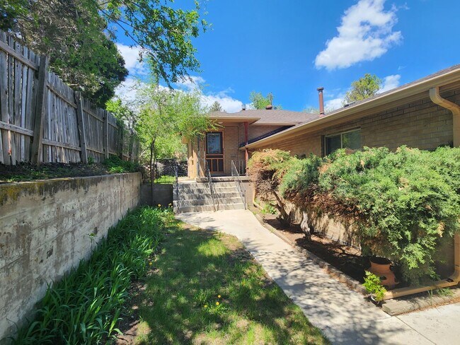 Building Photo - Bright and open updated duplex located in a prime area of Rosedale!