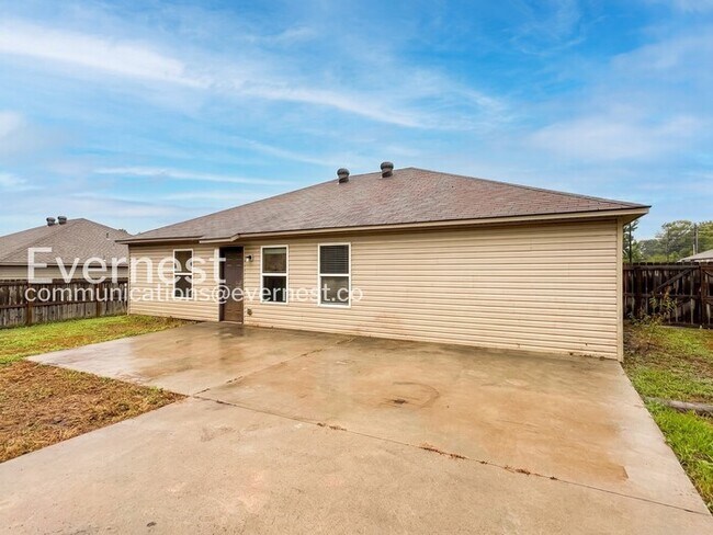 Building Photo - 3 Bed/2 Bath Home with Fenced Yard & Garage / Vouchers Accepted / Available Now!