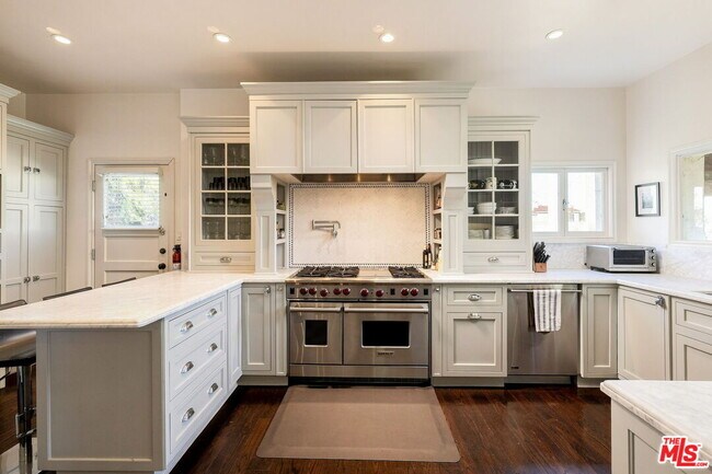 Building Photo - 7887 Hillside Ave