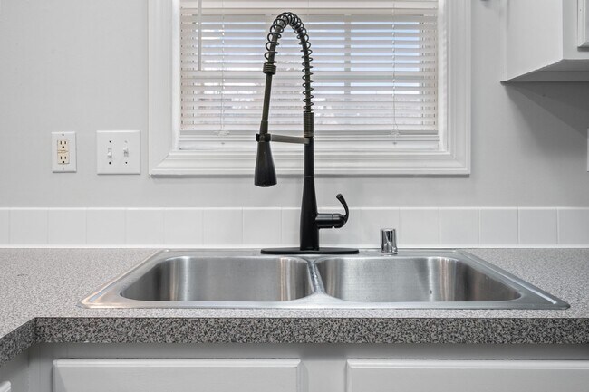 Building Photo - Beautifully Renovated Home in Worthington Place
