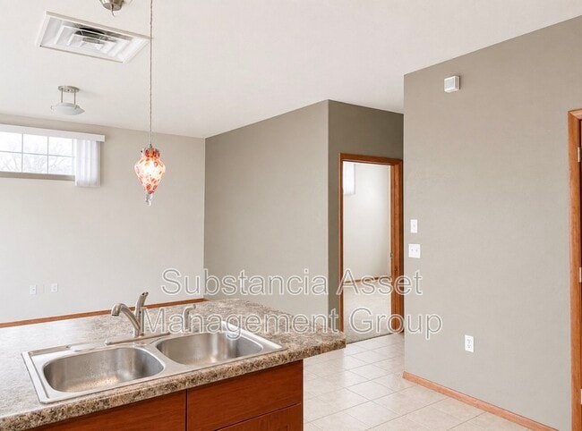Building Photo - Casita Blanca