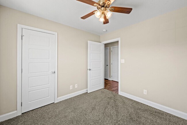 Building Photo - Beautiful Like-New Split Foyer Home Off Ex...