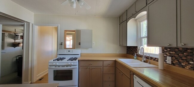 Building Photo - 2 Bedroom 1 Bath Home